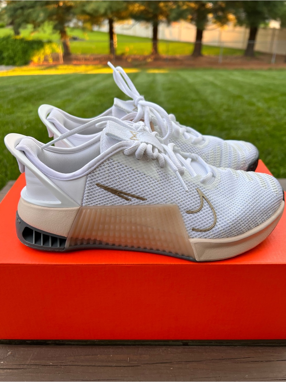 Women’s Nike EasyOn Metcon 9 in White and Neutral
